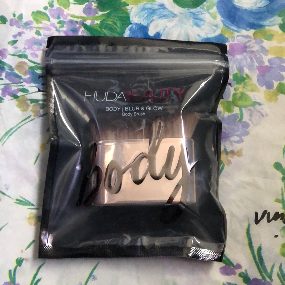 HUDA BLUR & Glow Body Brush NWT